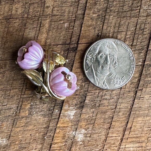 Vintage Molded Resin &‎ Enamel Flower Clip on Earrings - Picture 5 of 5